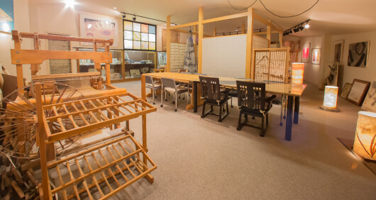 写真:ショールーム全体の様子。木製の古い道具や和紙を使った照明、障子などが展示されている
