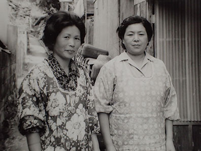 モノクロ写真:割烹着を着た2人の女性